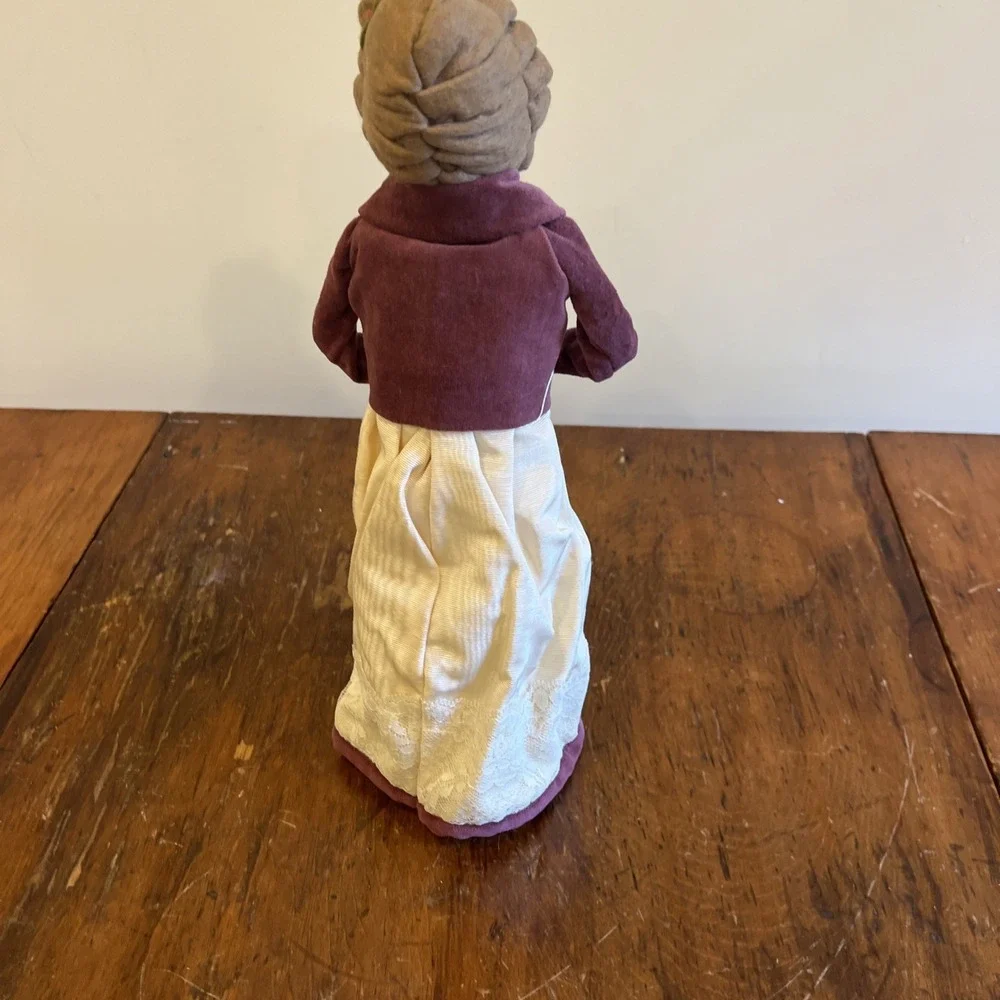 1993 BYERS CHOICE CHRISTMAS CAROLER Woman Brown Hair, Pink Purple Coat, White